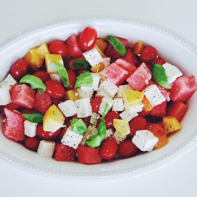 Salada de melancia, pêssego, tomate cereja, queijo fresco e manjericão