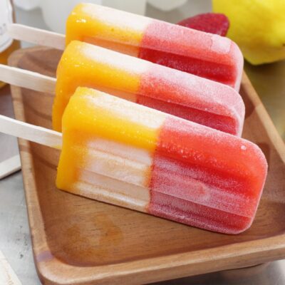 Popsicle season – geladinhos de iogurte-manga e iogurte-morango